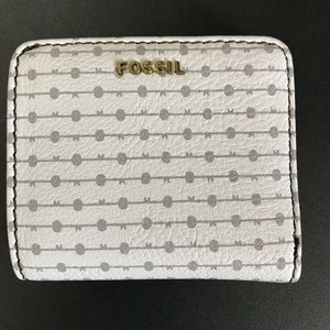 Chic Women's Bifold Fossil Leather Wallet